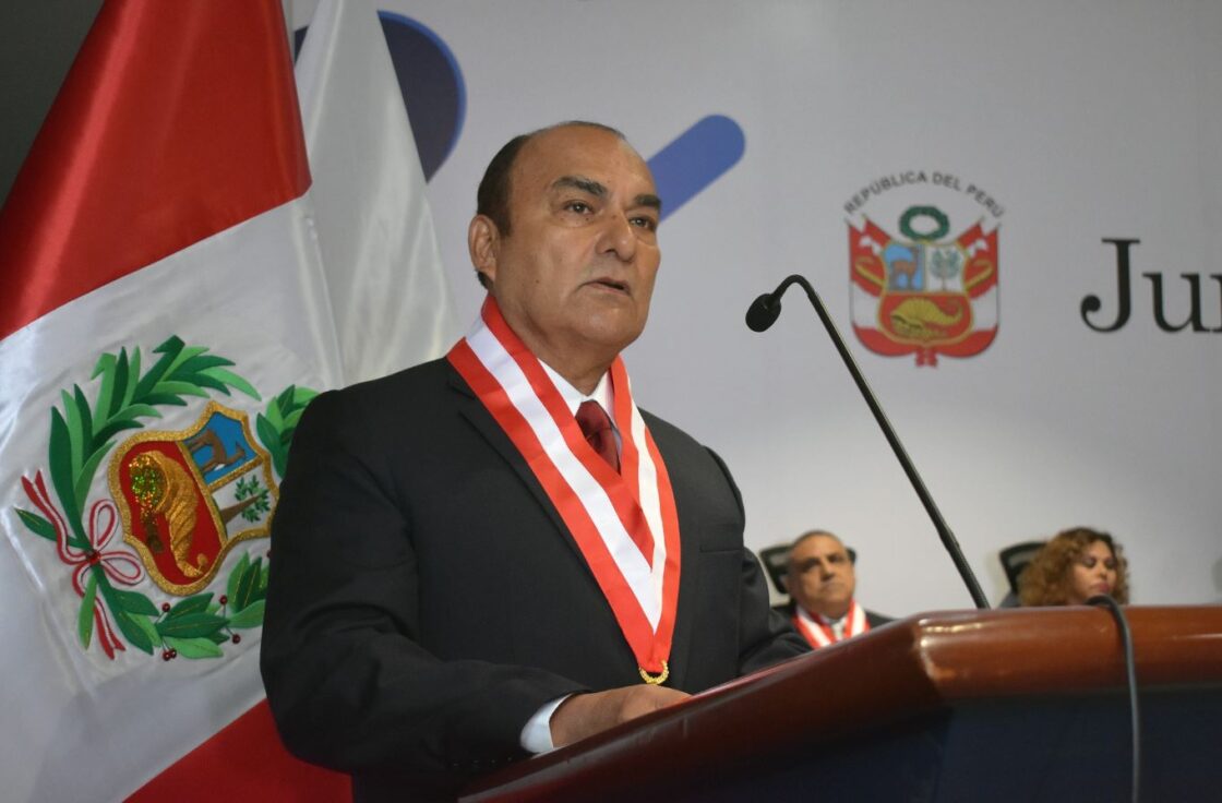 Gino-Rios-Patio-LPDerecho-1120x736