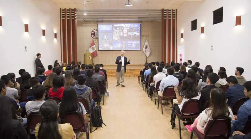 Guillermo-Beuchat-durante-el-1.-°-Encuentro-Estudiantil-2018-min-1