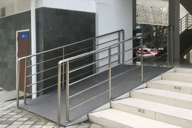 entrada-de-casa-con-rampa-para-discapacitados-con-barandilla-y-escaleras
