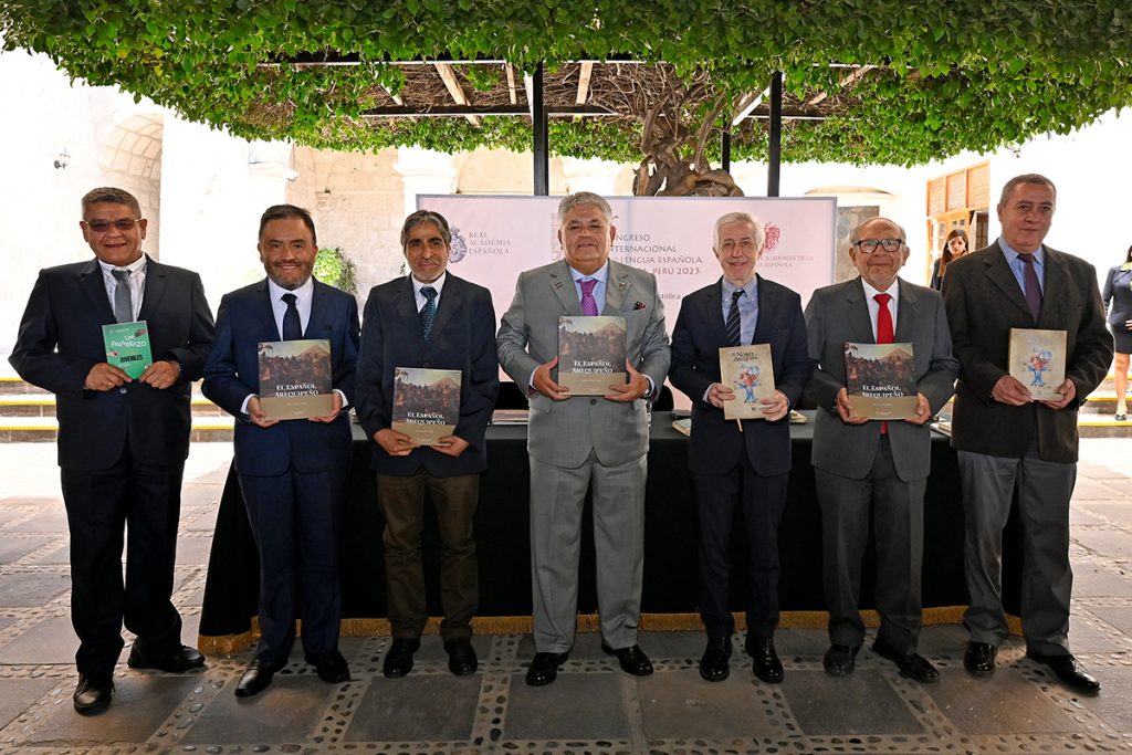 Casa-Santamariana-incorpora-como-Profesor-Honorario-al-Dr.-Alvaro-Garcia-Santa-Cecilia-Director-Academico-del-Instituto-Cervantes-Portada-1024x683