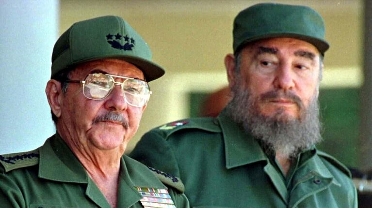 raul-y-fidel-castro-en-un-acto-en-la-habana-en-1996-foto-reutersrafael-perez-NDGALJ7R5ZHBXM2WXJJYF3EMEY
