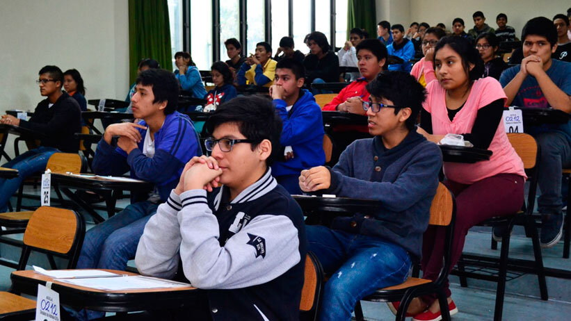 universitarios-estudiando-andina