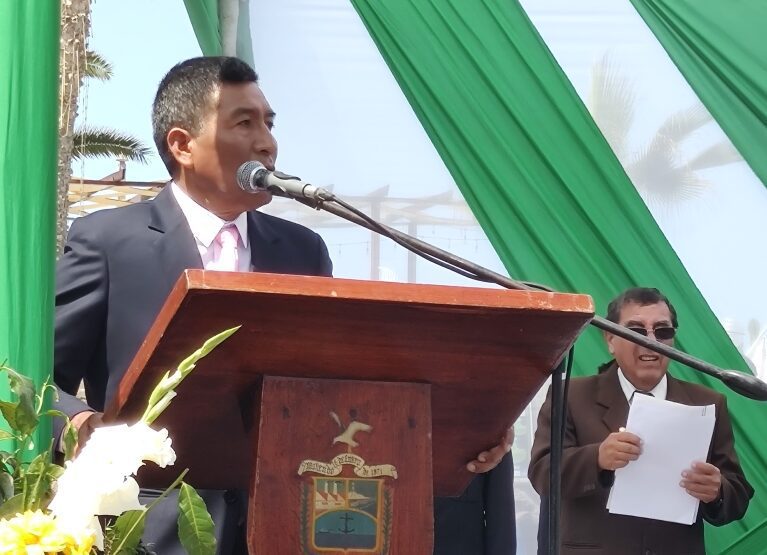 Richard-Ale-Cruz-discurso-ciudad-Mollendo-terrenos-27102023-e1698623486317 (1)