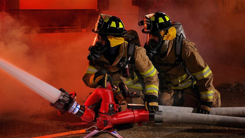bomberos-apagando-un-incendio-1024x576