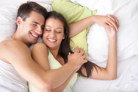 couple-hugging-bed_630c7750-2186-4ebe-9679-d33d910011b8_480x480