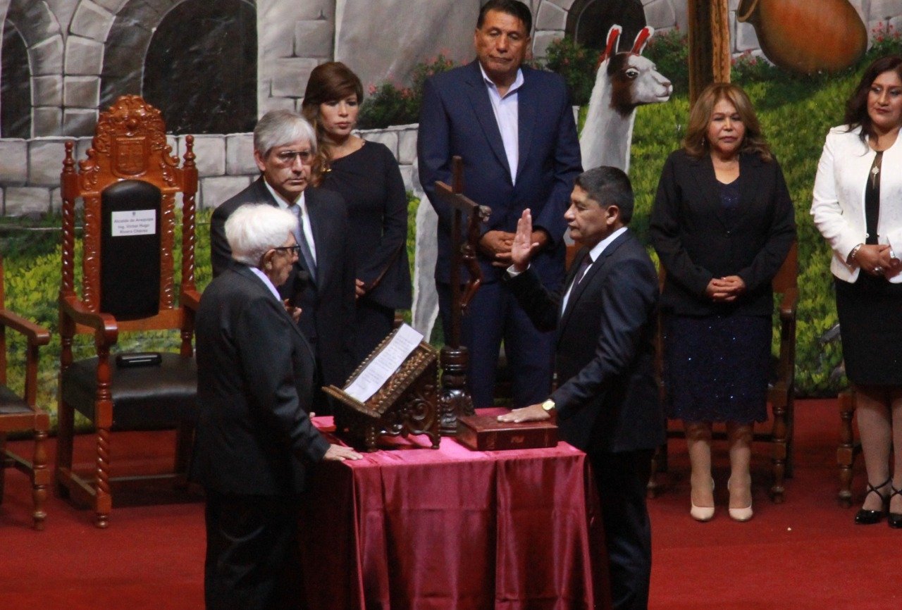 1.1-.jpg-Simon-Balbuena-juramento-al-alcalde-Victor-Hugo-Rivera_