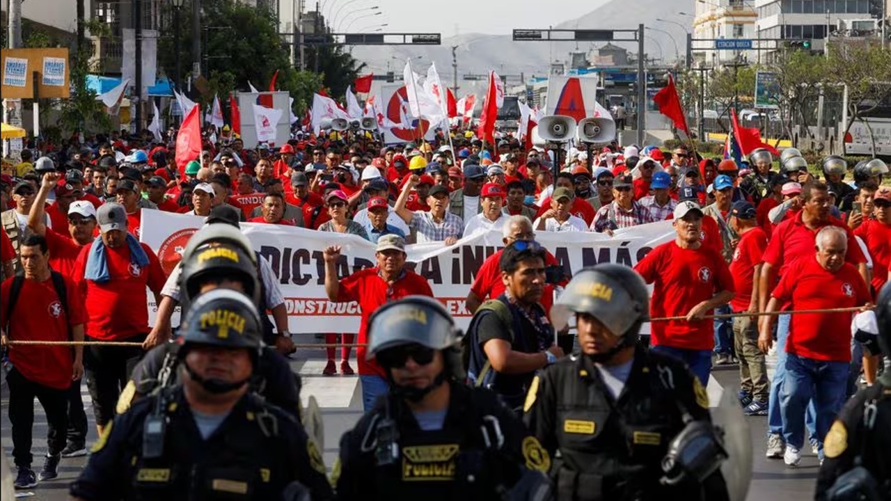 16-El-derecho-humano-a-la-protesta-en-Peru_un-pendulo-que-oscila-entre-la-proteccion-y-la-criminalizacion (1)
