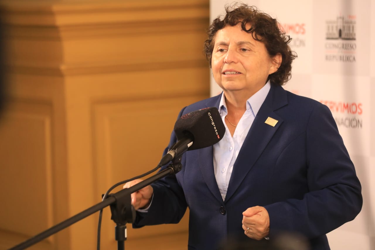 La congresista, Susel Paredes declara a la prensa en Pasos Perdidos.