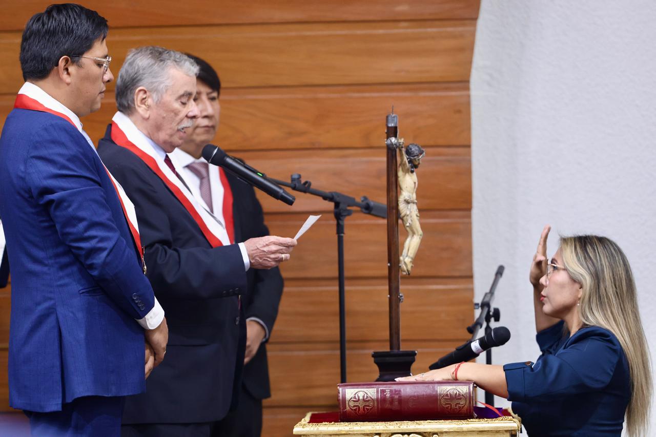 judith-laura-rojas-jura-como-congresista-170226-i