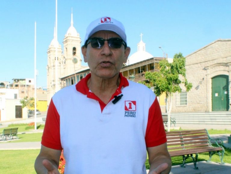 Martin-Vizcarra-Cornejo-en-plaza-de-armas-de-Moquegua-17102022-5-768x577