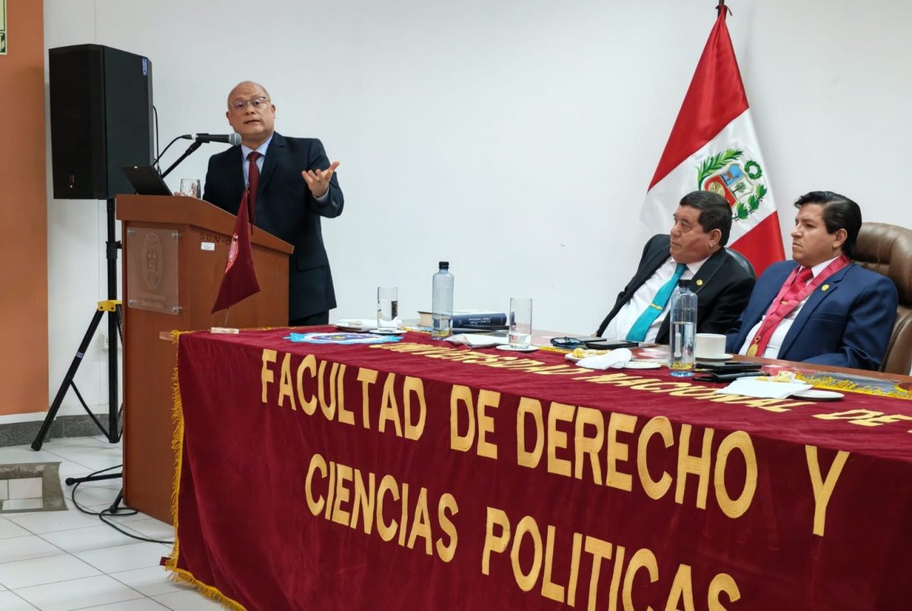 PRESIDENTE-DEL-TRIBUNAL-CONSTITUCIONAL-PEDRO-HERNANDEZ-CHAVEZ-EXPUSO-EN-PIURA-SOBRE-EL-CONTROL-DEL-PODER_1-e1790639240351