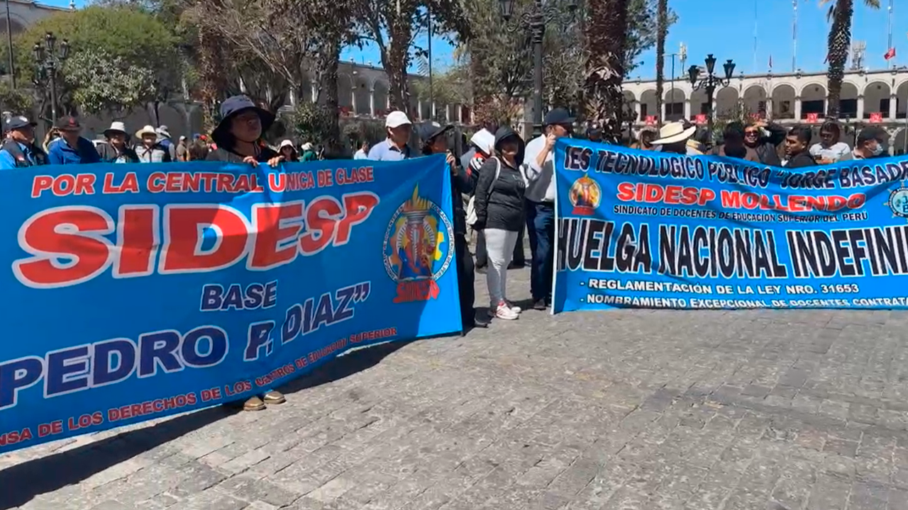 Docentes-de-institutos-superiores-acatan-huelga-indefinida