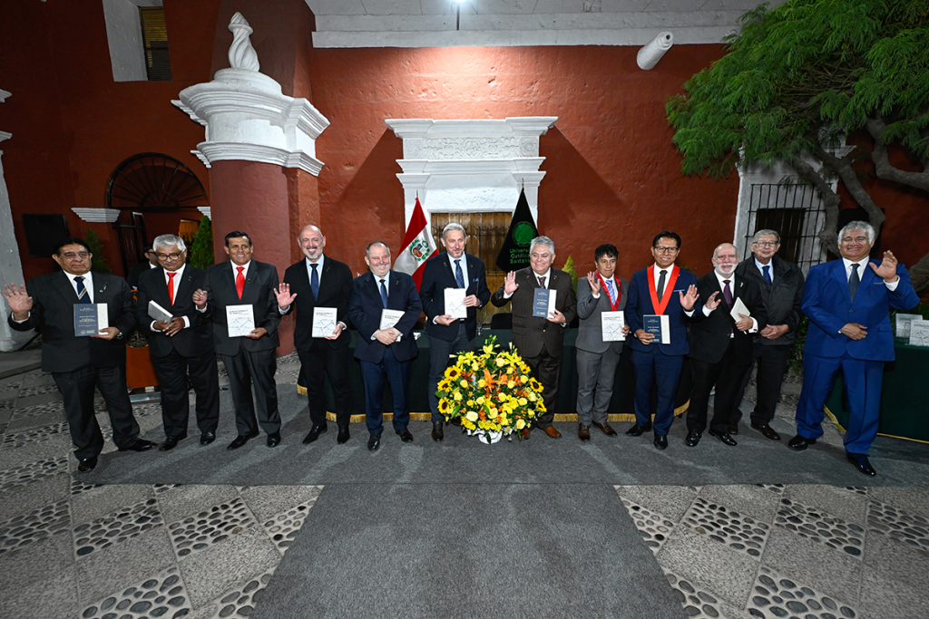 UCSM-presento-libros-que-abordan-la-inteligencia-artificial-y-casos-emblematicos-de-la-justicia-arequipena-Portada-1024x683